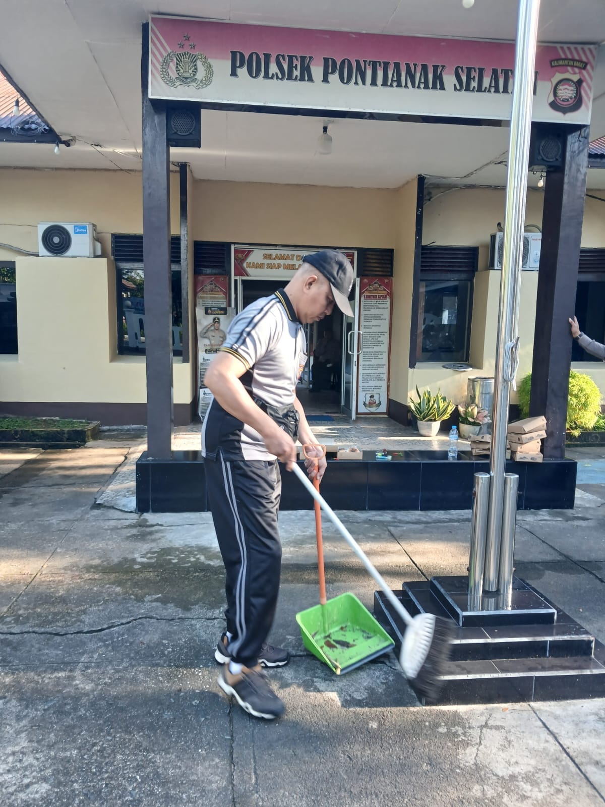 Jelang Hari Bhayangkara ke-80, Personel Polsek Pontianak Selatan Kompak Bersihkan Mako