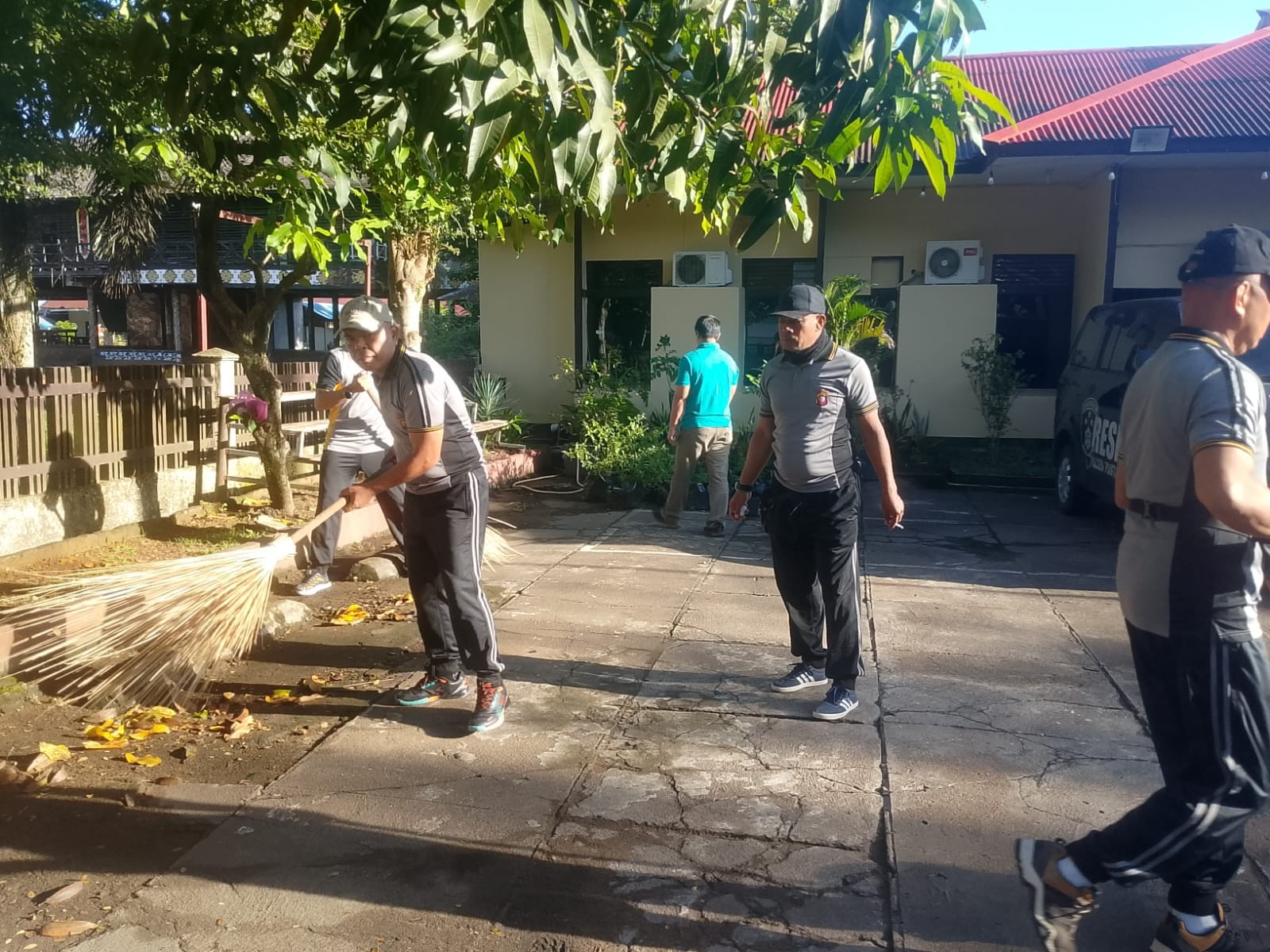 Sambut HUT Bhayangkara ke-80, Polsek Pontianak Selatan Gelar Aksi Bersih-Bersih Mako