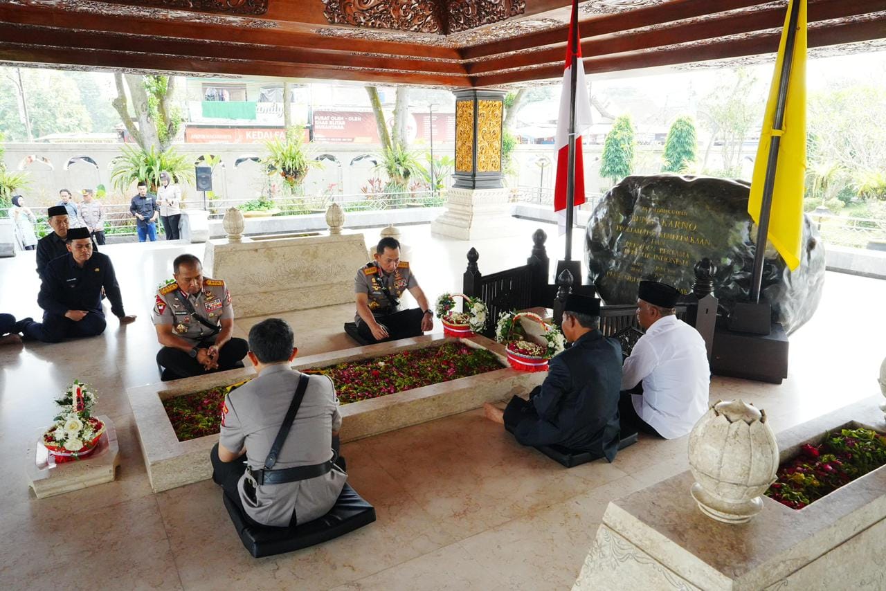 Ziarah ke Makam Bung Karno, Kapolri Tekankan Pentingnya Meneladani Nilai-Nilai Kepemimpinan Bangsa