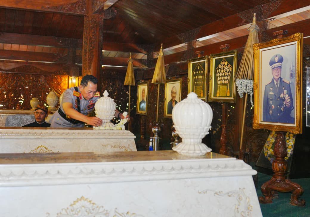 Kapolri Lanjutkan Tradisi Ziarah Kebangsaan dengan Tabur Bunga di Makam Presiden Soeharto