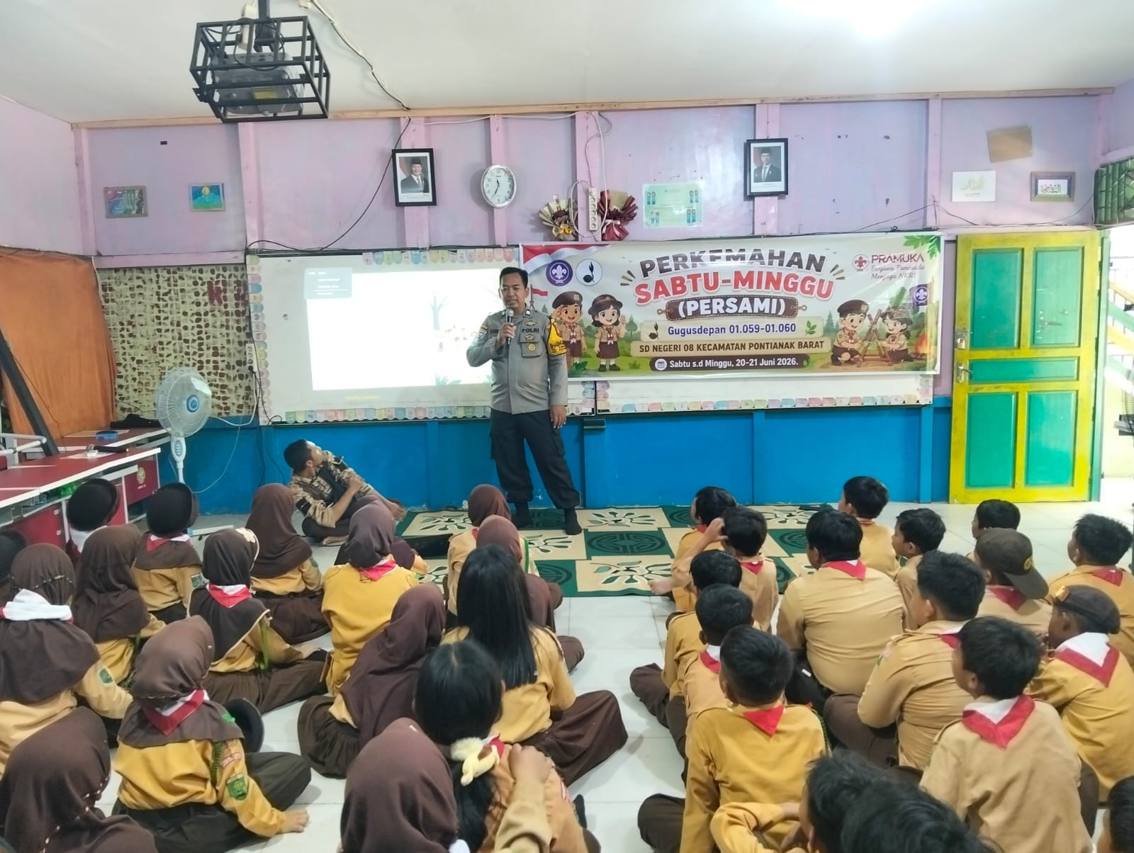 Bhabinkamtibmas Sei Beliung Edukasi Kamtibmas dan Anti Bullying pada Persami SDN 08 Pontianak Barat