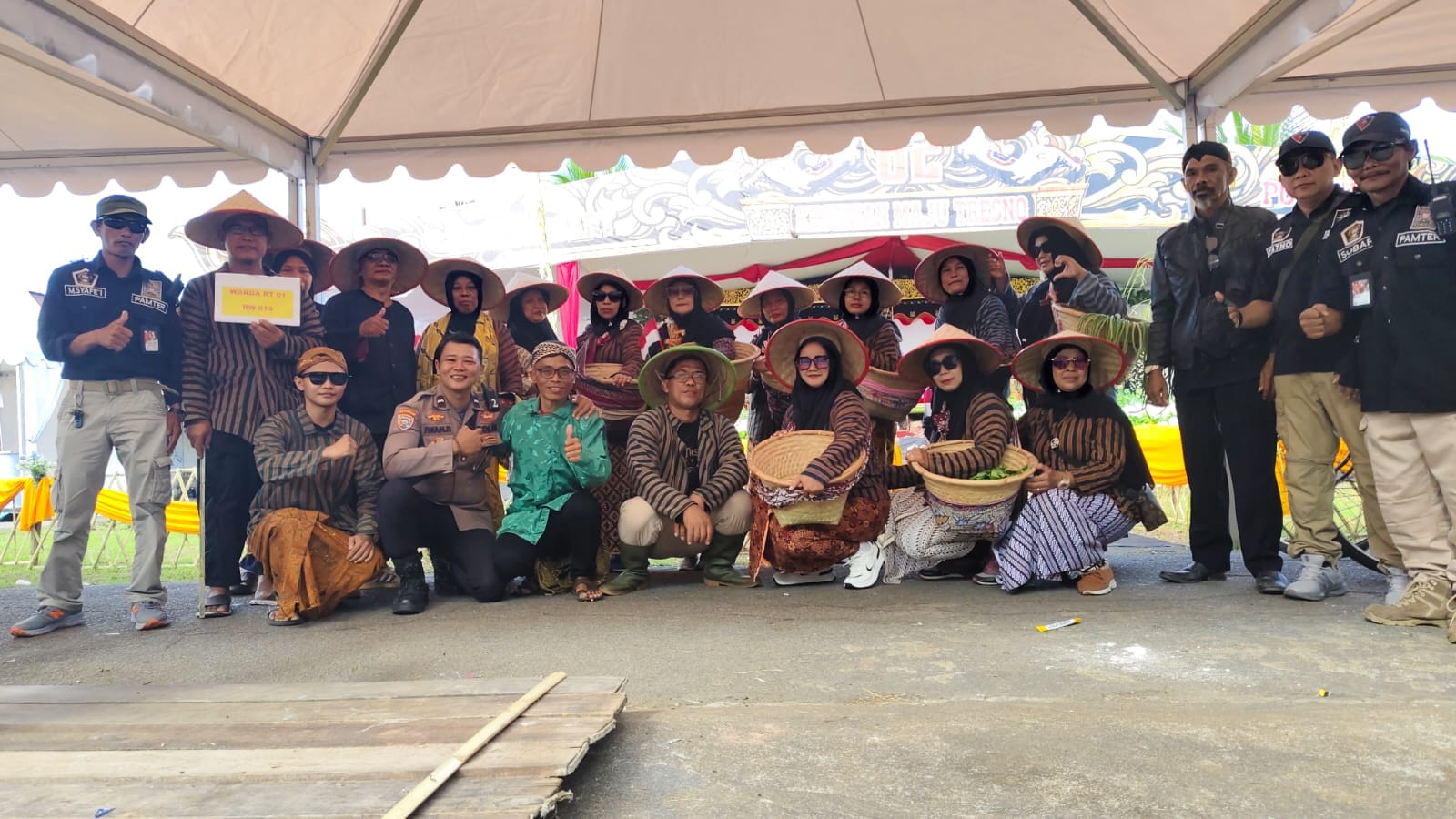 Membaur Bersama Warga, Bhabinkamtibmas Siantan Hulu Meriahkan HUT ke-62 Komunitas Kuda Kepang