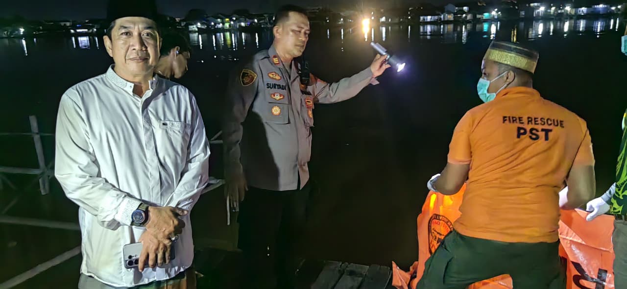 Kapolsek Pontianak Timur dan Personel Respons Cepat Penemuan Mayat Pria di Tepian Sungai Kapuas