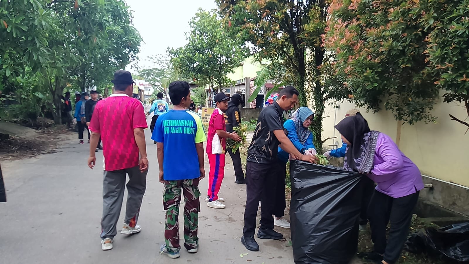 Wujudkan Lingkungan Bersih dan Harmonis, Bhabinkamtibmas Pontianak Selatan Ikut Gotong Royong Serentak