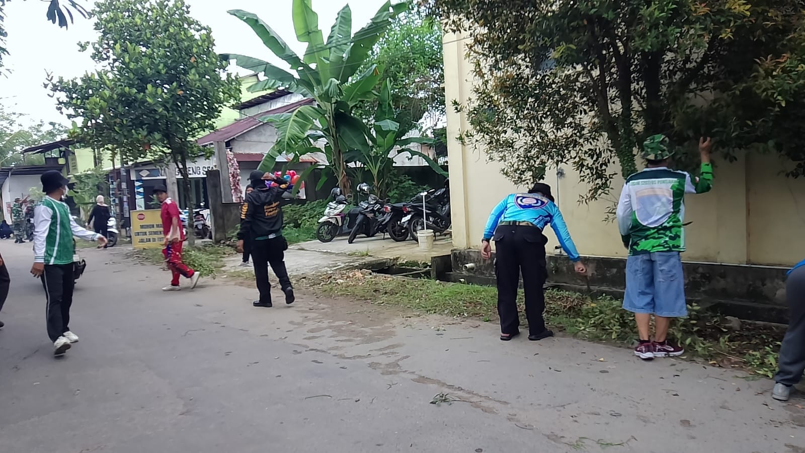 Bhabinkamtibmas Polsek Pontianak Selatan Turut Sukseskan Gotong Royong Serentak Bersama Masyarakat