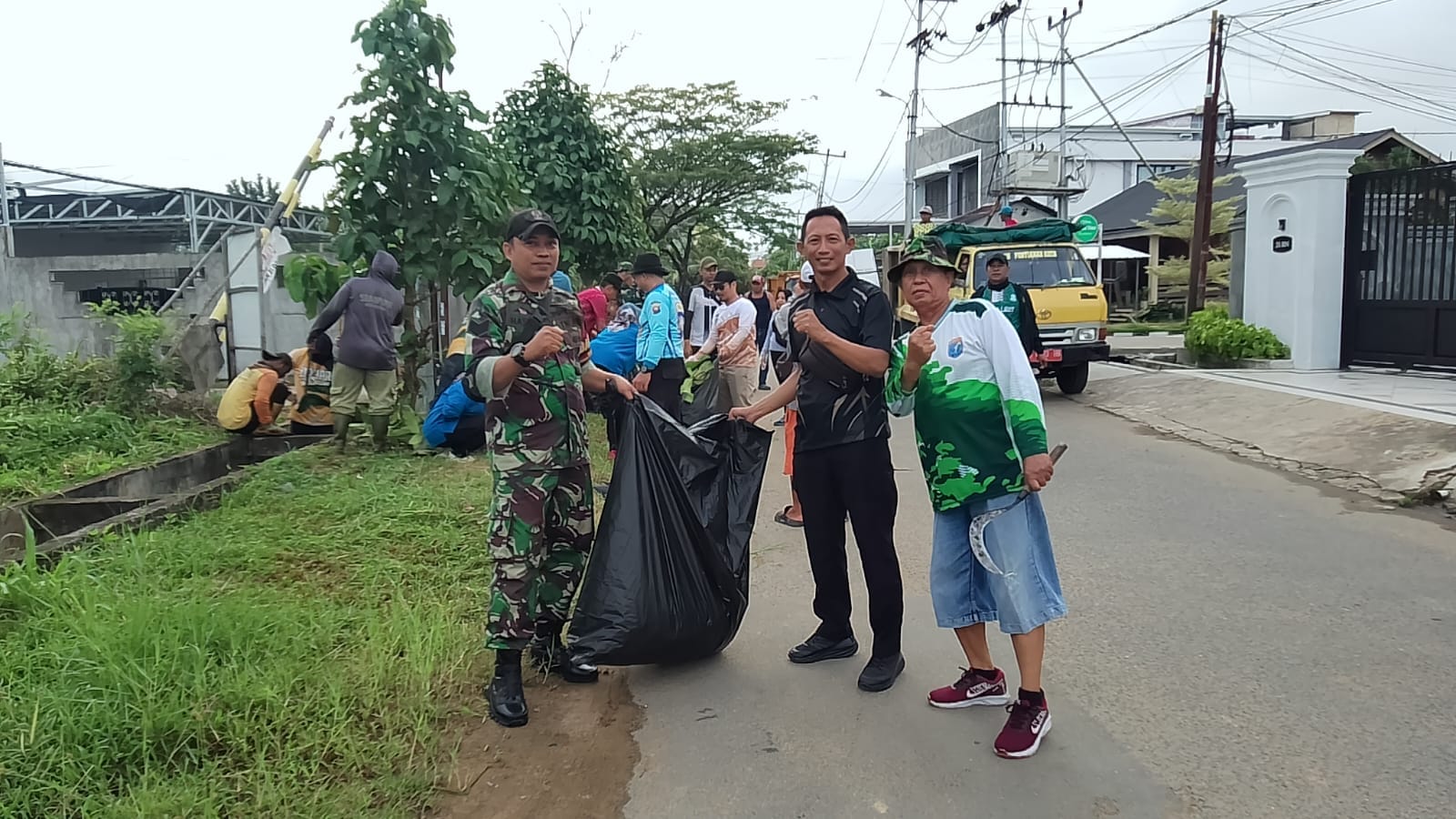 Hadiri Gotong Royong Serentak, Bhabinkamtibmas Pontianak Selatan Perkuat Kebersamaan dengan Warga
