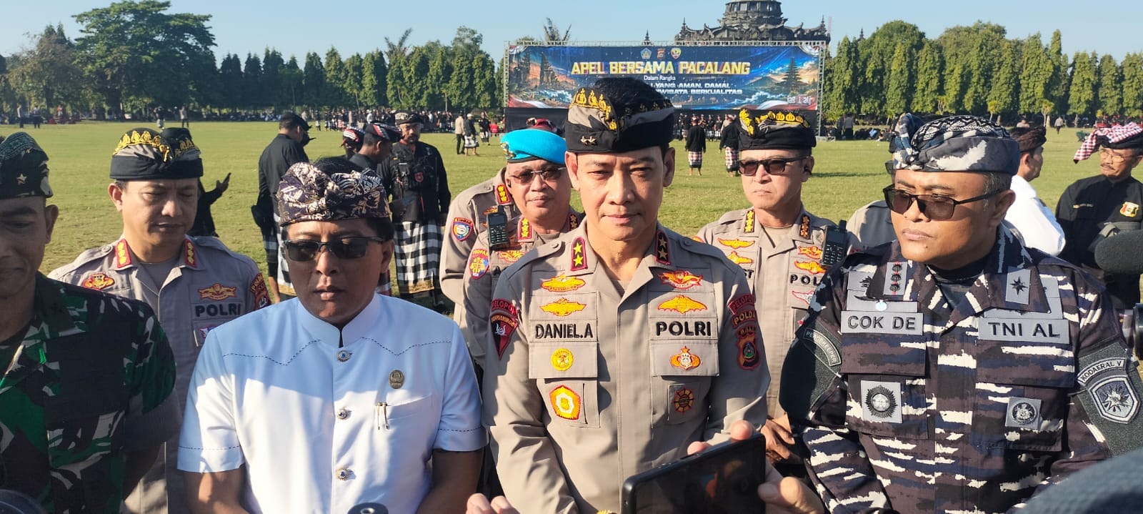 Gelar Apel Bersama Pecalang Polda Bali Komitmen Jaga Kamtibmas Dan Pariwisata Berkualitas