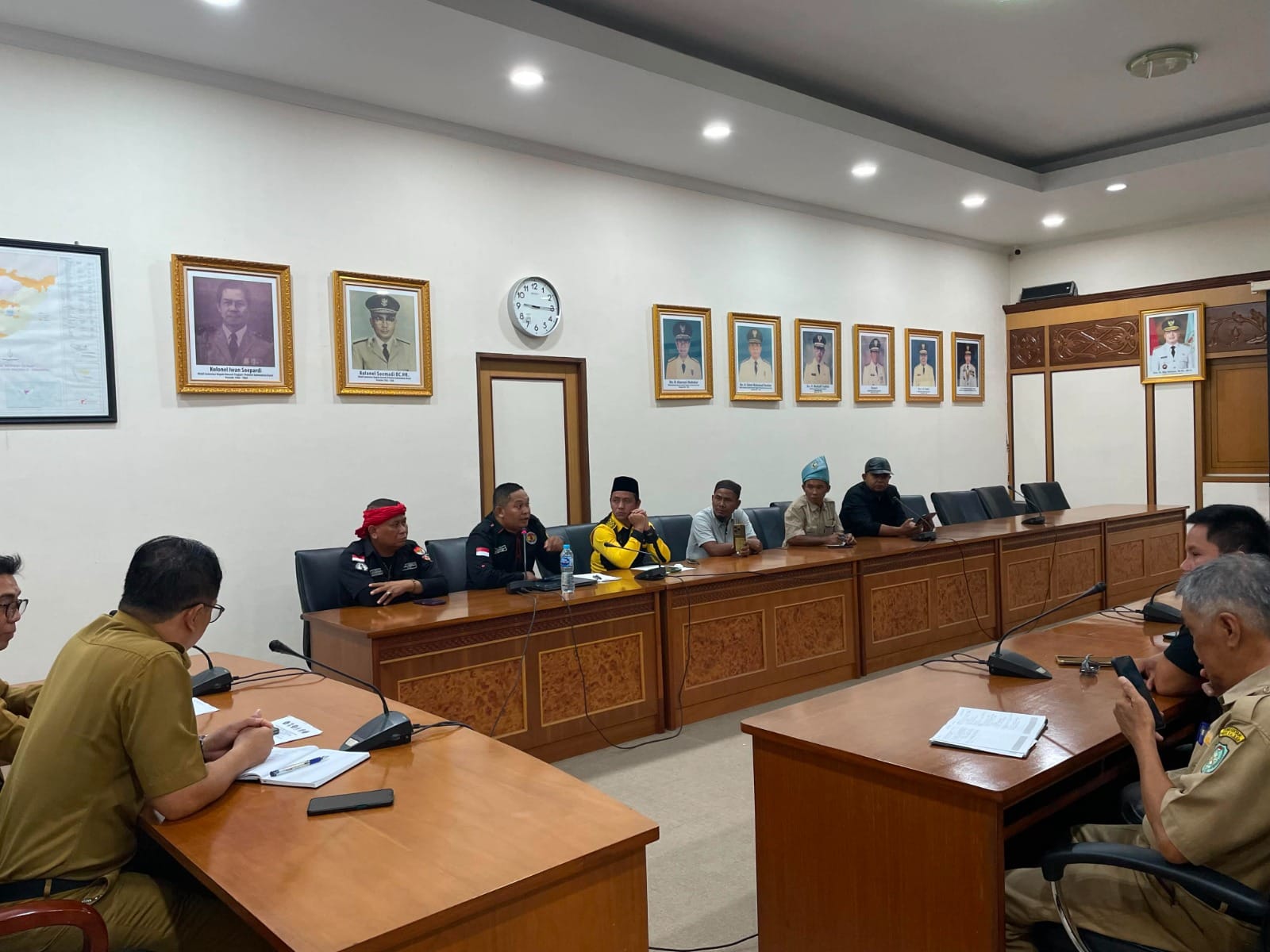 Polresta Pontianak Kawal Pengamanan Audiensi Aliansi Masyarakat Sungai Laur di Kantor Gubernur Kalbar