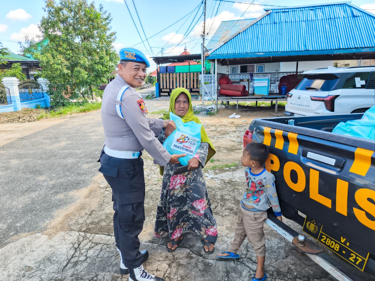 Jelang Hari Bhayangkara ke-80, Polresta Pontianak Salurkan Ribuan Paket Sembako untuk Warga yang Membutuhkan