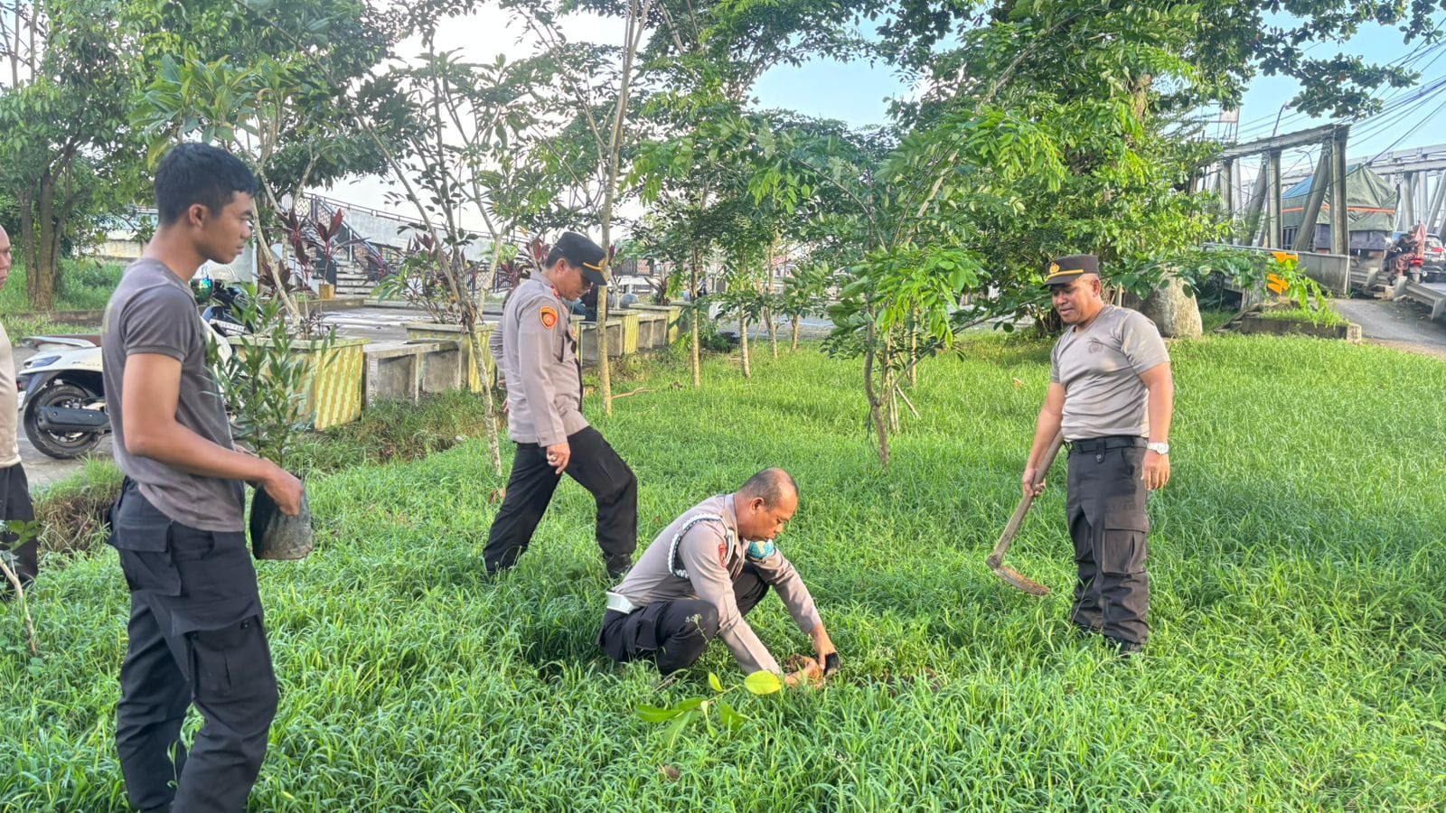 Dukung Gerakan Indonesia Asri, Polsek Pontianak Utara Gelar Penanaman Pohon di Sejumlah Titik
