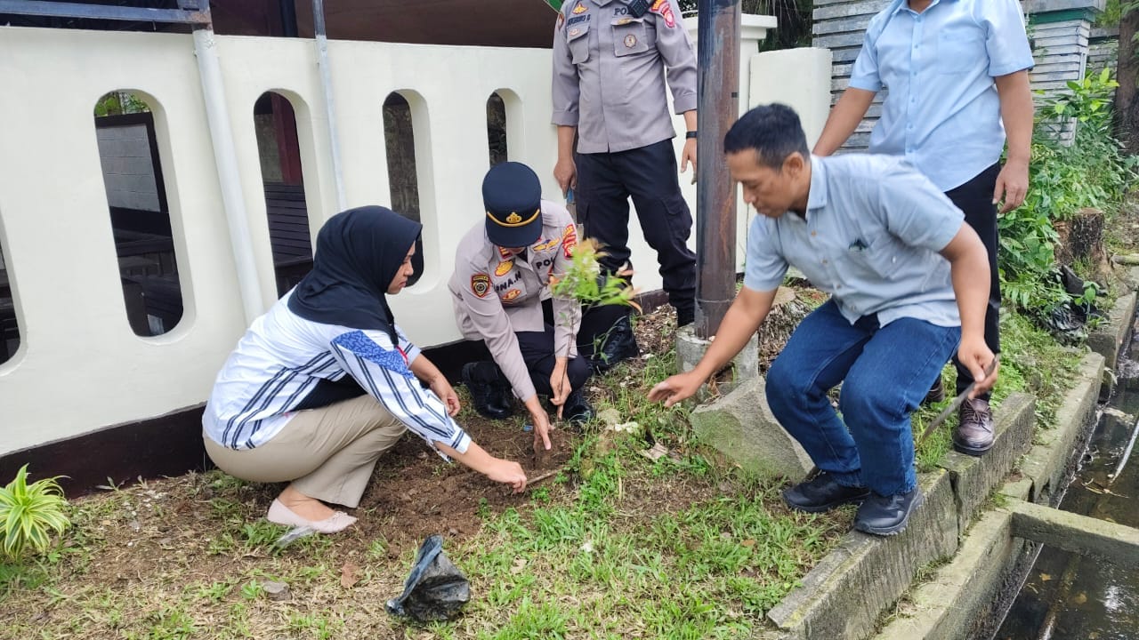 Peringati HUT Bhayangkara ke-80, Kapolsek Pontianak Selatan Pimpin Aksi Penanaman Pohon di Mako Polsek