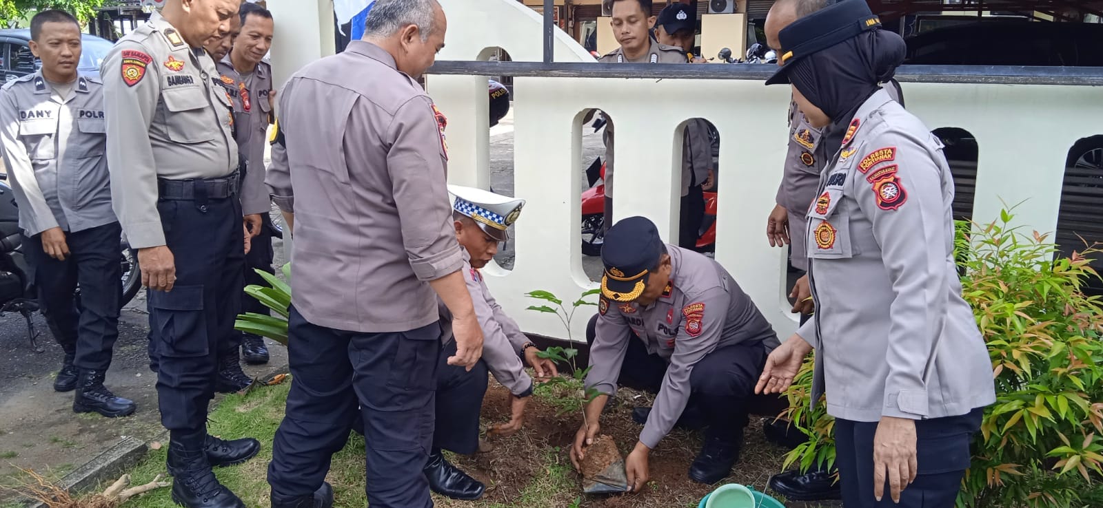 Sambut HUT Bhayangkara ke-80, Kapolsek Pontianak Selatan Pimpin Penanaman Pohon di Mako Polsek