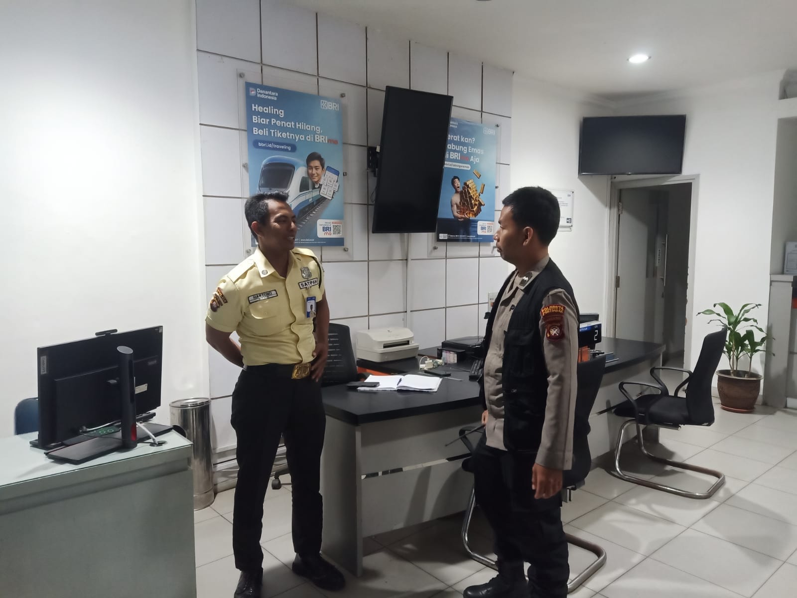Personel Enggang Polsek Pontianak Barat Gelar Patroli dan Sampaikan Imbauan Kamtibmas kepada Petugas Keamanan Bank