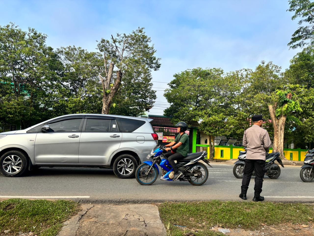 Hadir di Tengah Aktivitas Masyarakat, Personel Polsek Pontianak Barat Lakukan Pengaturan Lalu Lintas pada Jam Sibuk Pagi Hari