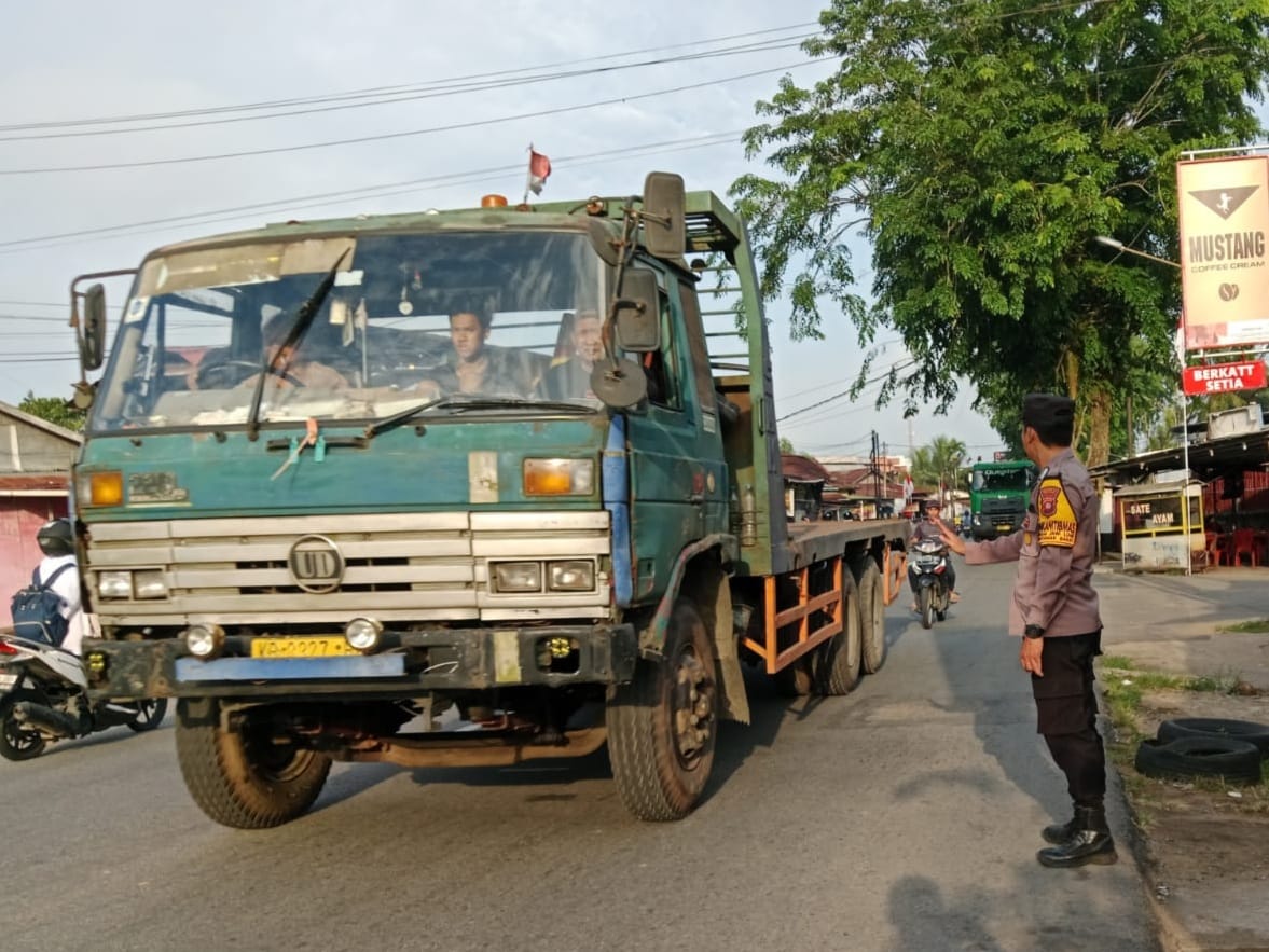 Antisipasi Kepadatan Arus Kendaraan, Polsek Pontianak Barat Laksanakan Strong Point di Sejumlah Titik Rawan
