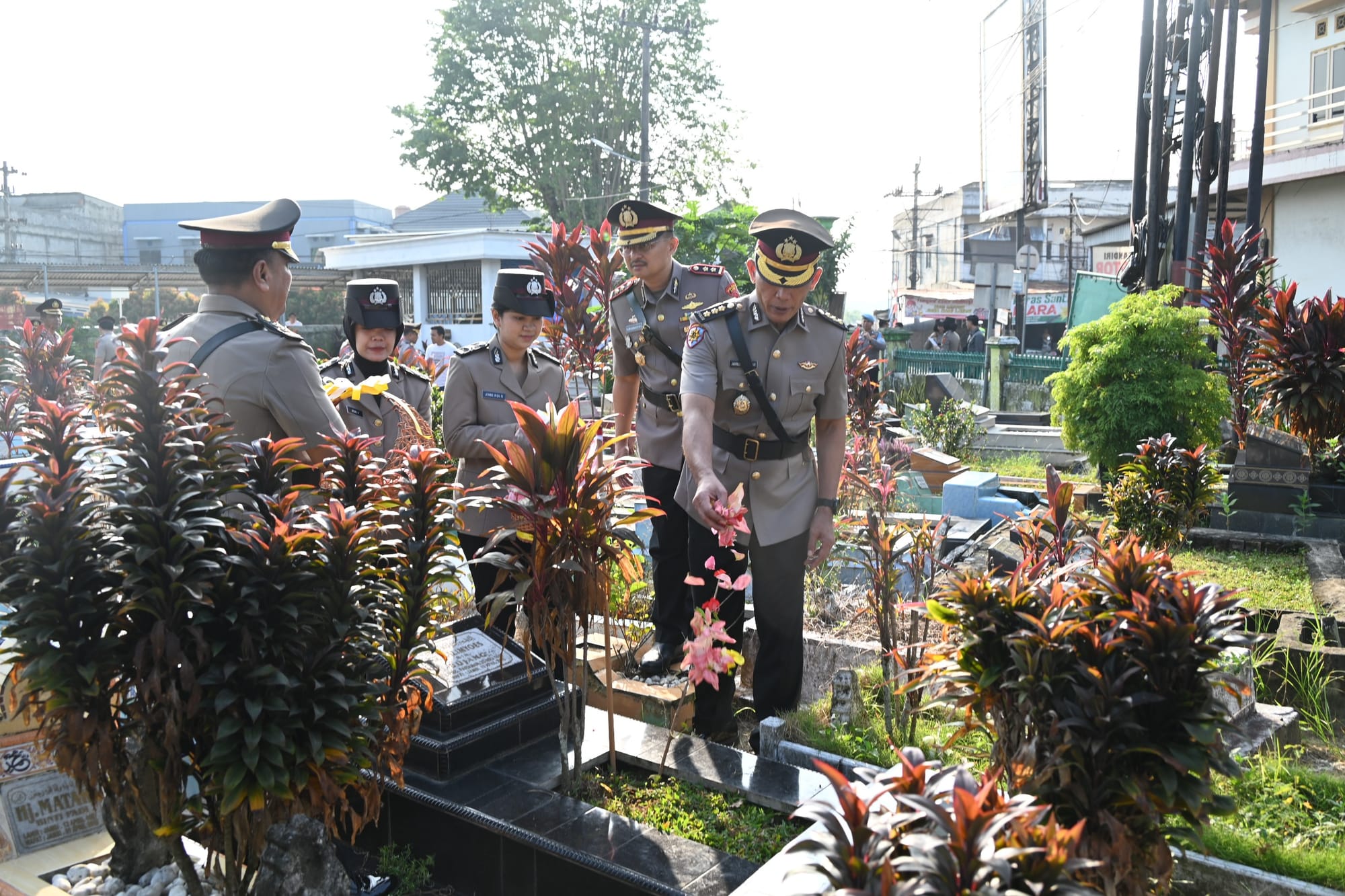 Polda Jambi Hormati Jasa Pahlawan Bhayangkara Melalui Upacara Ziarah Rombongan di TPU Paal Merah