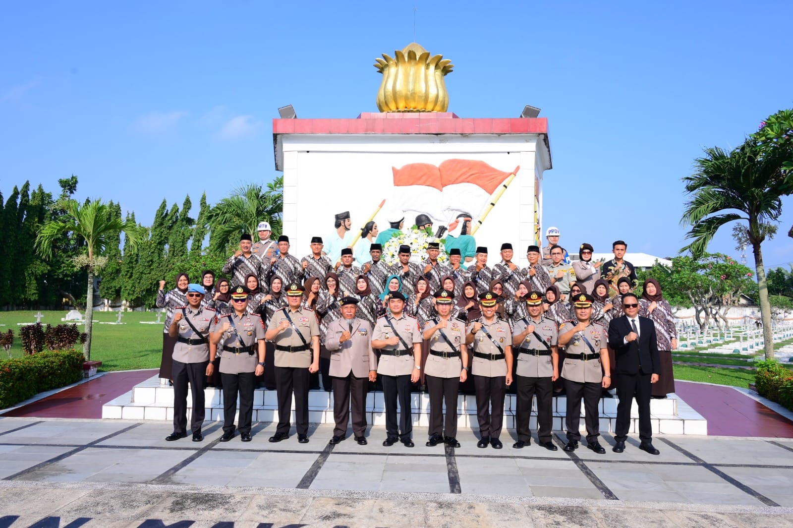 Peringati Hari Bhayangkara ke-80, Polda Jambi Kenang Jasa Pahlawan Melalui Ziarah di TMP Satria Bhakti