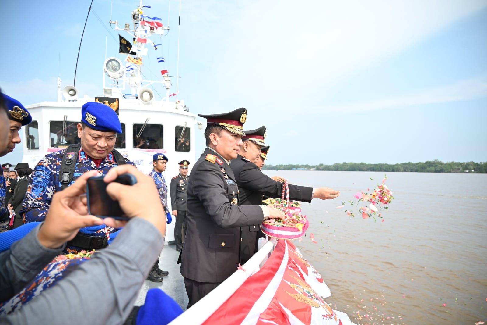 Wakapolda Jambi Pimpin Upacara Tabur Bunga di Perairan Kuala Tungkal, Salurkan Bansos hingga Tinjau Bedah Rumah Panti Asuhan dalam Rangka Hari Bhayangkara ke-80