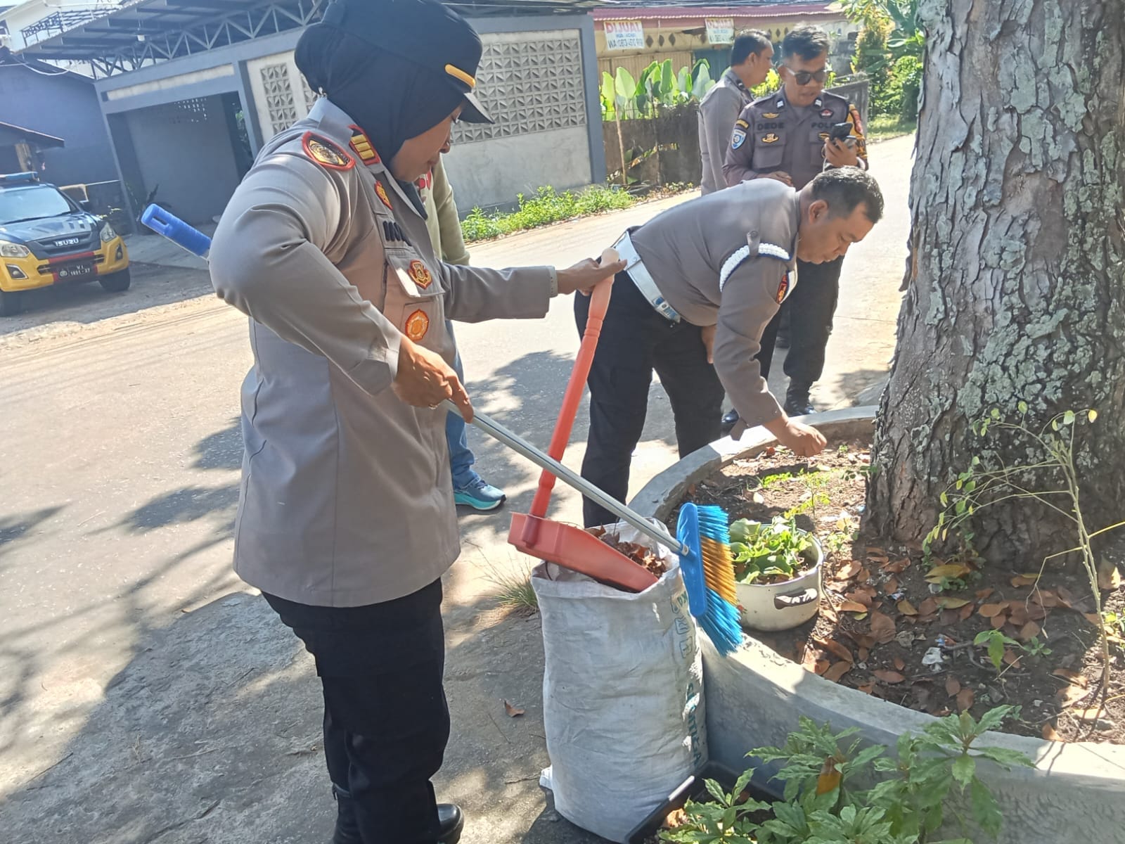 Hari Bhayangkara ke-80, Polsek Pontianak Selatan Laksanakan Bhakti Religi dan Aksi Bersih Rumah Ibadah