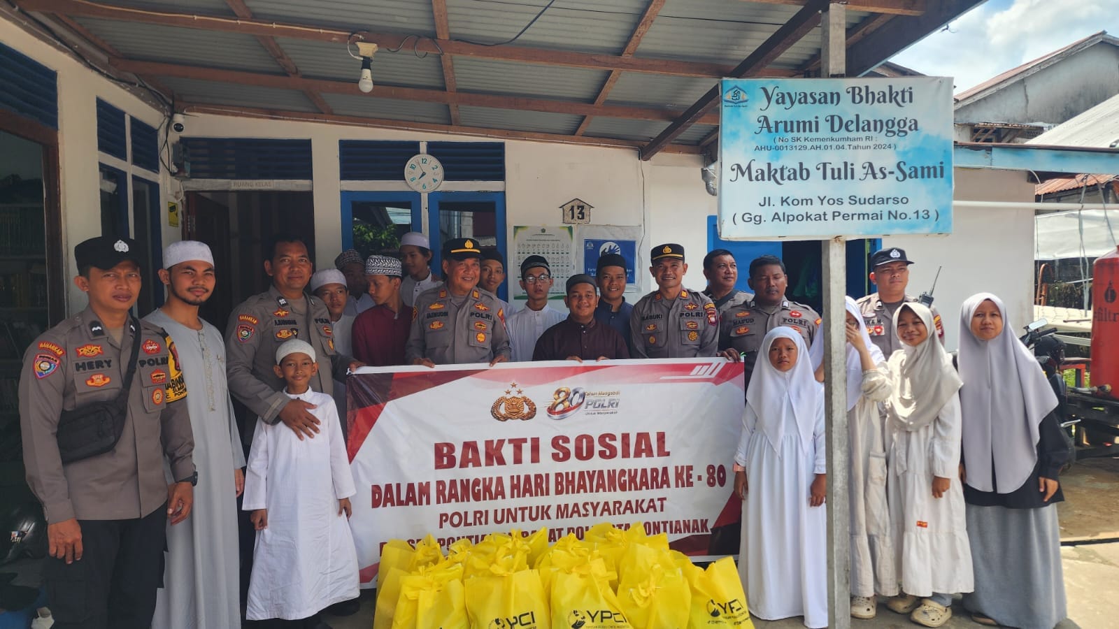 Peringati HUT Bhayangkara ke-80, Polsek Pontianak Barat Salurkan Bantuan Sosial bagi Warga Kurang Mampu
