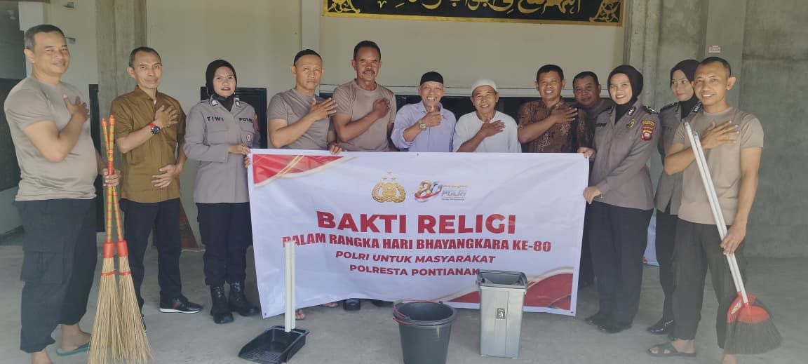 Wakapolsek Pontianak Timur Pimpin Bakti Religi di Masjid Nurul Islam Sambut HUT Bhayangkara ke-80