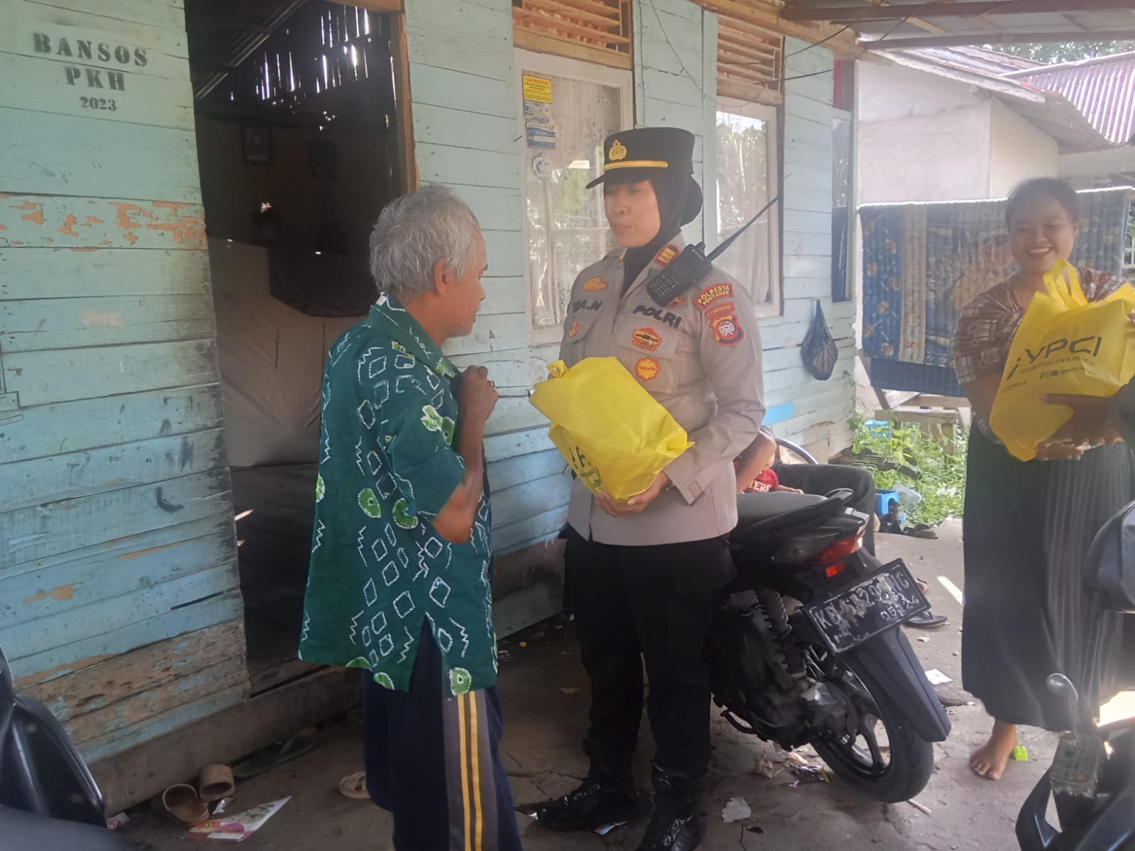Wujud Kepedulian di Hari Bhayangkara ke-80, Kapolsek Pontianak Selatan Pimpin Penyaluran Baksos untuk Masyarakat