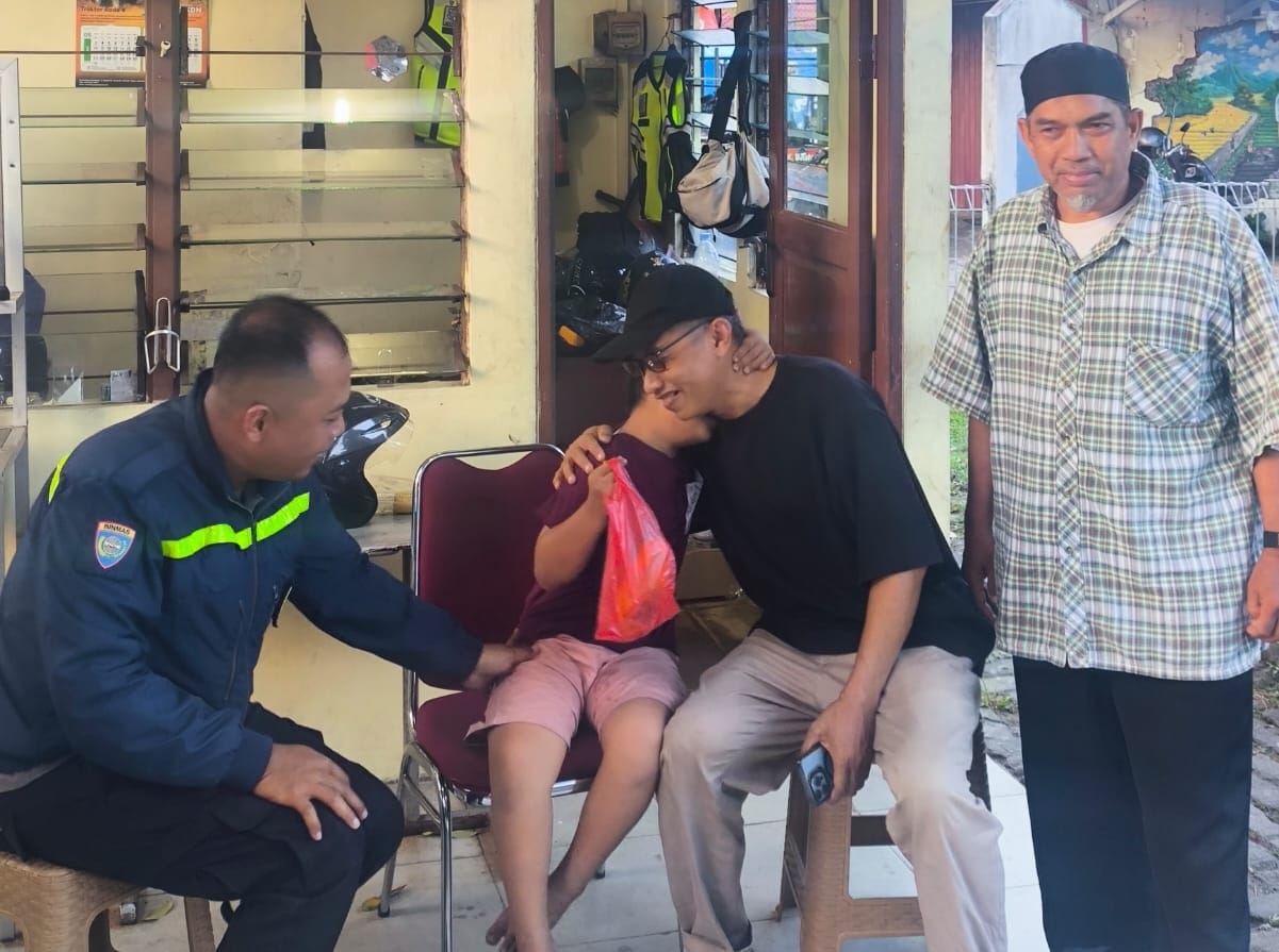 Sigap dan Humanis, Bhabinkamtibmas Polsek Pontianak Kota Bantu Anak yang Terpisah Kembali Bertemu Orang Tuanya