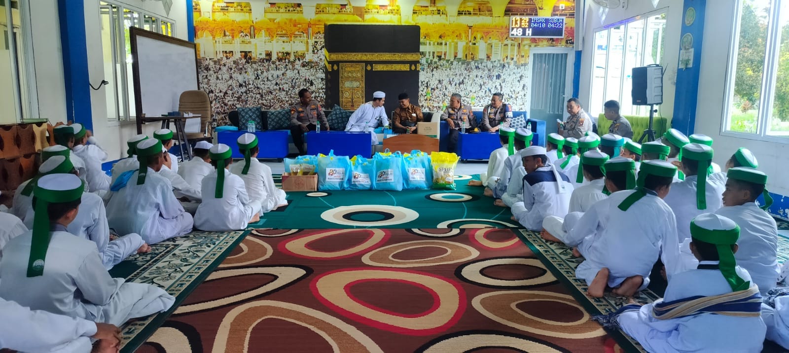 Wujud Kepedulian di HUT Bhayangkara ke-80, Polsek Pontianak Timur Gelar Bakti Sosial di Pondok Tahfiz Qur'an Hisbah Al Mizan