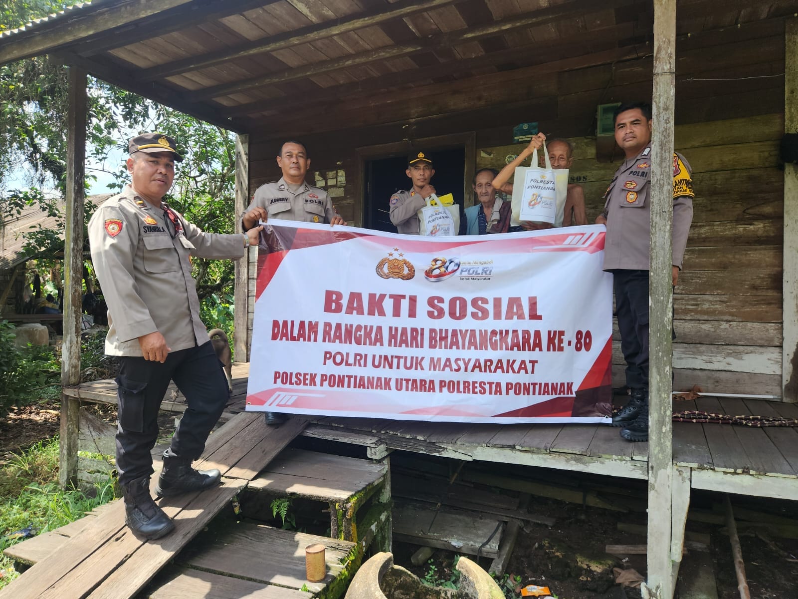 Sambut HUT Bhayangkara ke-80, Polsek Pontianak Utara Salurkan 200 Paket Sembako kepada Warga Kurang Mampu