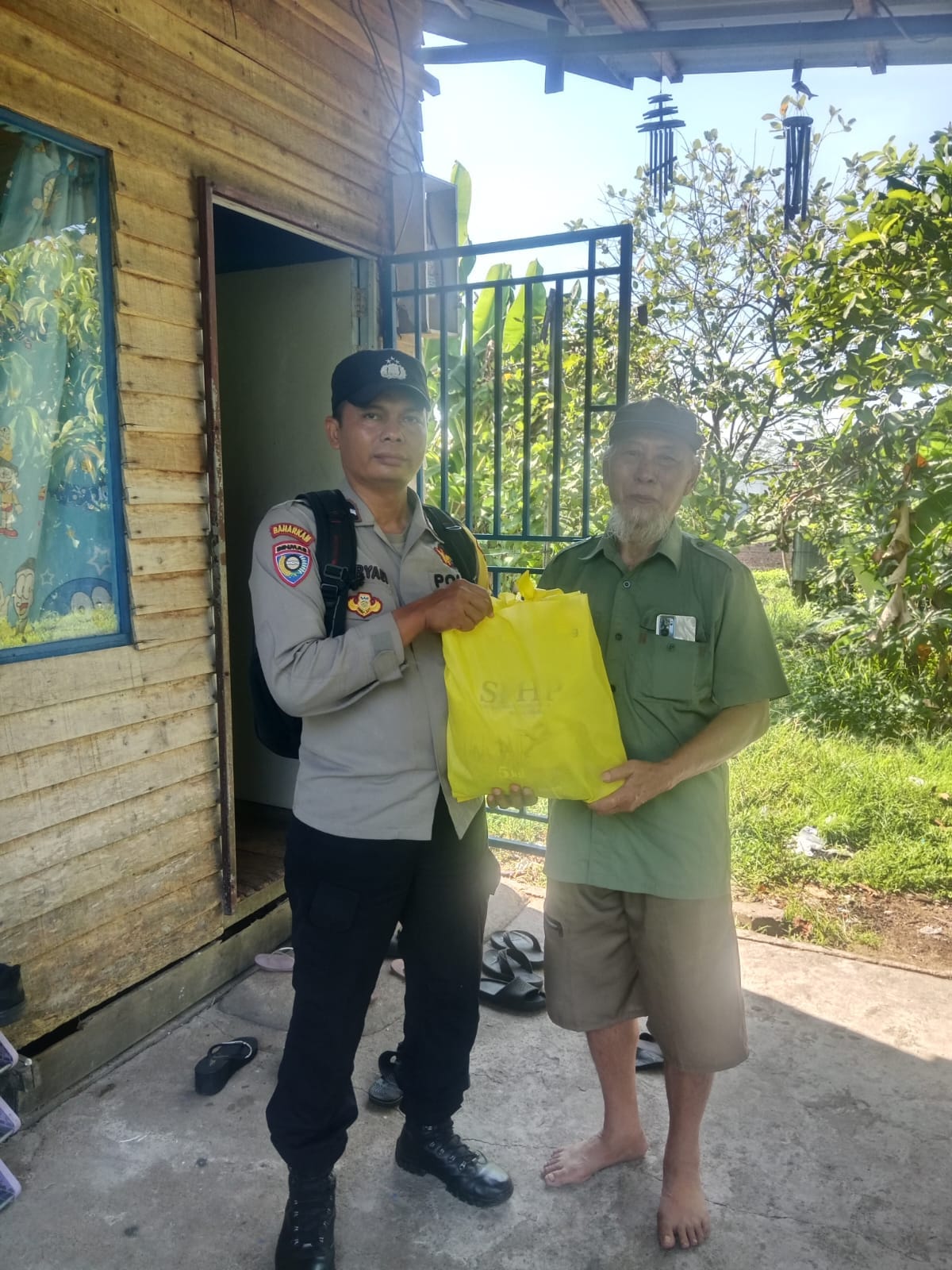 Sambut HUT Bhayangkara ke-80, Bhabinkamtibmas Polsek Pontianak Selatan Salurkan Bansos kepada Warga Kurang Mampu