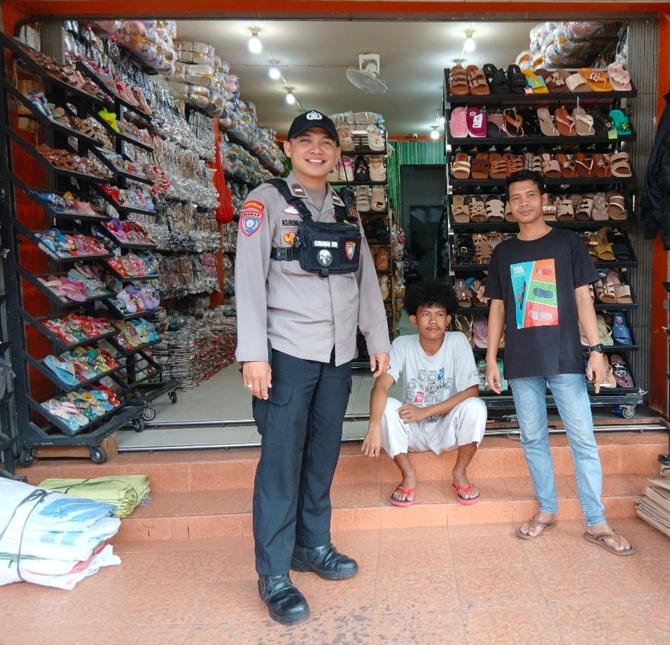 Hadir di Tengah Aktivitas Warga, Aipda Kurniawan Laksanakan Patroli Jalan Kaki di Pasar Tengah