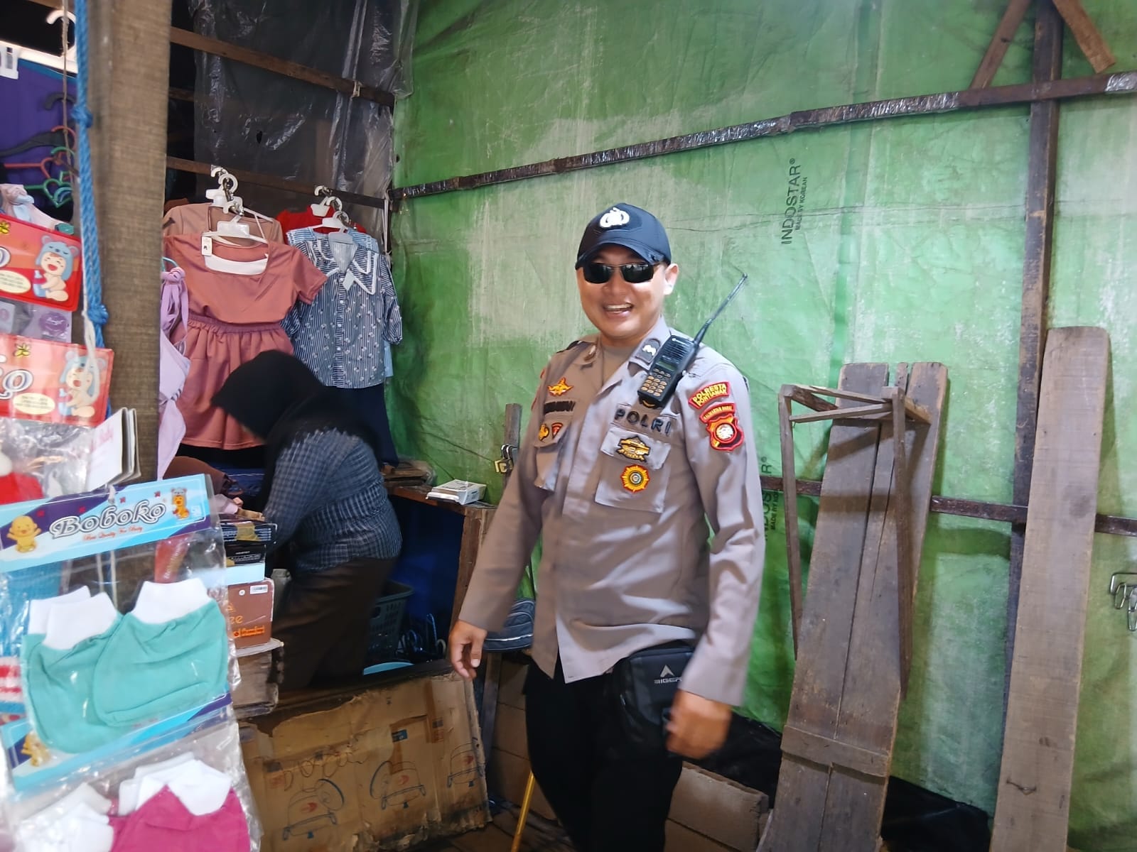 Patroli Humanis di Pasar Tengah, Aipda Kurniawan Perkuat Keamanan dan Kedekatan dengan Masyarakat