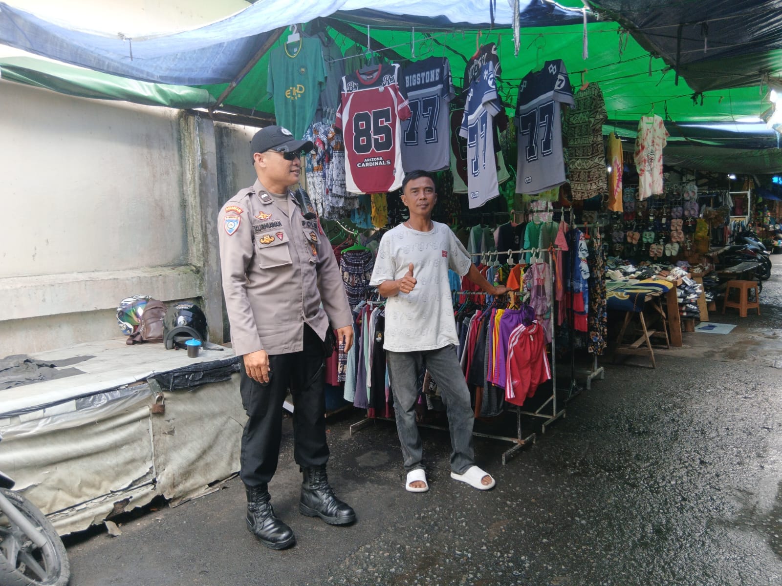 Aipda Kurniawan Gelar Patroli Jalan Kaki di Pasar Tengah, Jaga Situasi Kamtibmas Tetap Kondusif