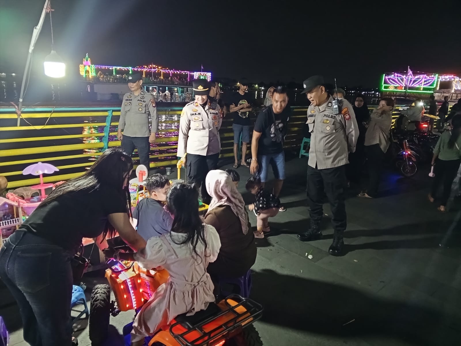 Kapolsek Pontianak Selatan Pimpin Patroli Dialogis di Kawasan Waterfront, Jaga Kamtibmas Akhir Pekan