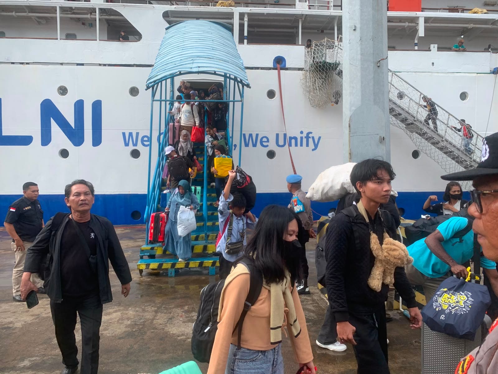 Jaga Keamanan dan Ketertiban, Polsek Pelabuhan Dwikora Kawal Kedatangan Penumpang Kapal