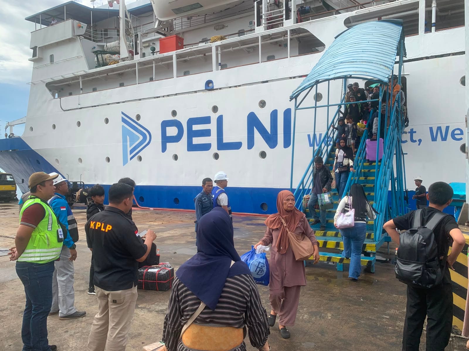 Polsek Pelabuhan Dwikora Amankan Debarkasi Penumpang, Wujudkan Rasa Aman di Pelabuhan Pontianak