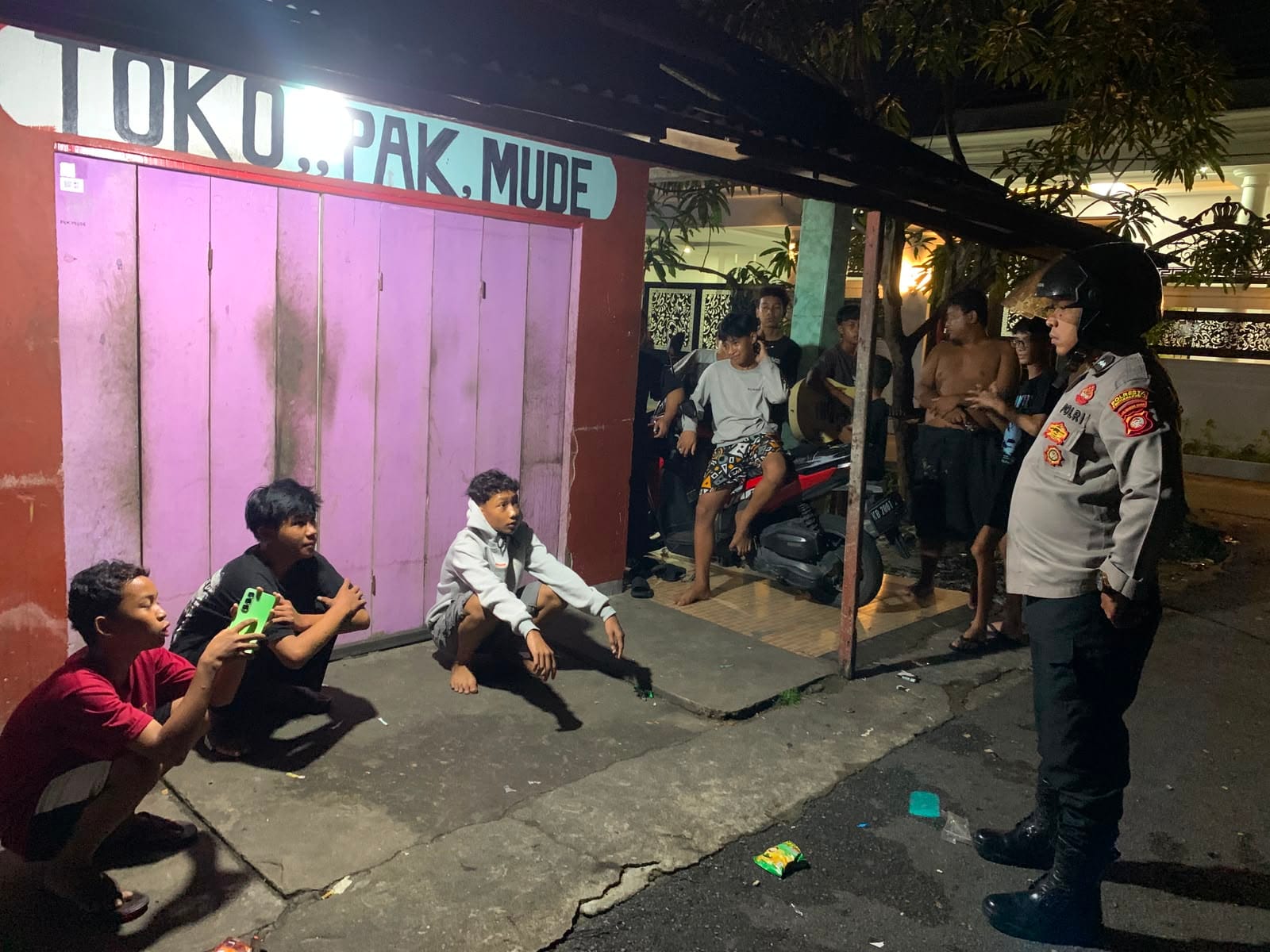 Patroli Dialogis Enggang Polsek Pontianak Barat, Ajak Warga Cegah Tawuran dan Kenakalan Remaja