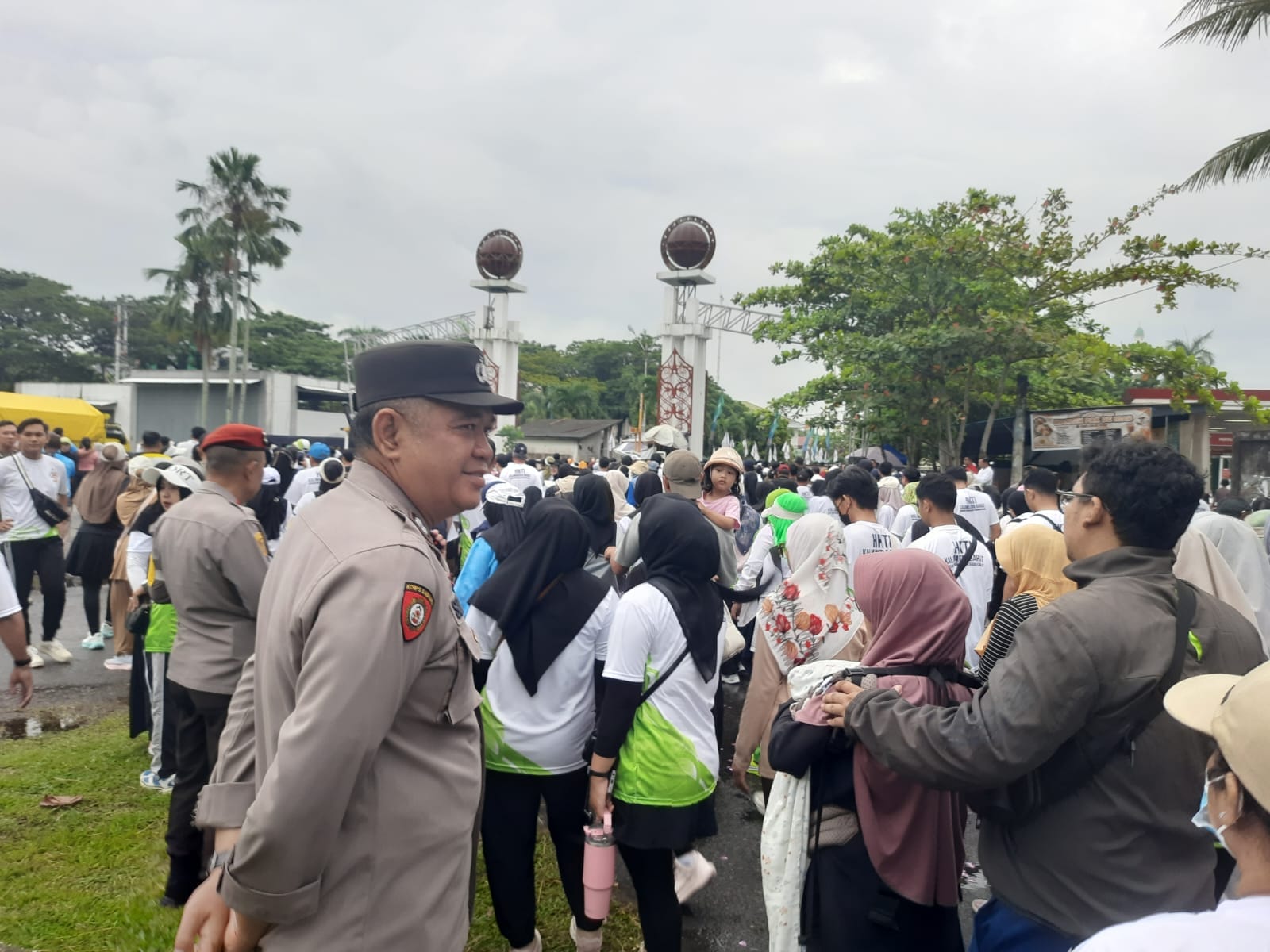 Personel Polsek Pontianak Selatan Kawal Jalan Sehat HKTI Kalbar, Ribuan Peserta Beraktivitas Aman dan Nyaman