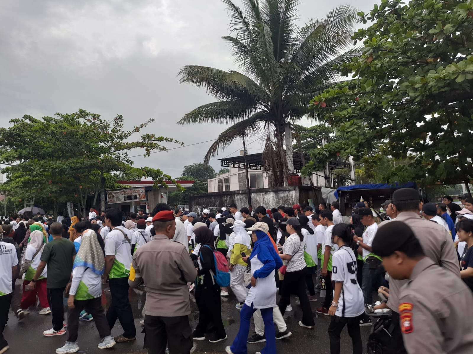 Ribuan Peserta Jalan Sehat HKTI Kalbar Merasa Aman Berkat Pengamanan Polsek Pontianak Selatan