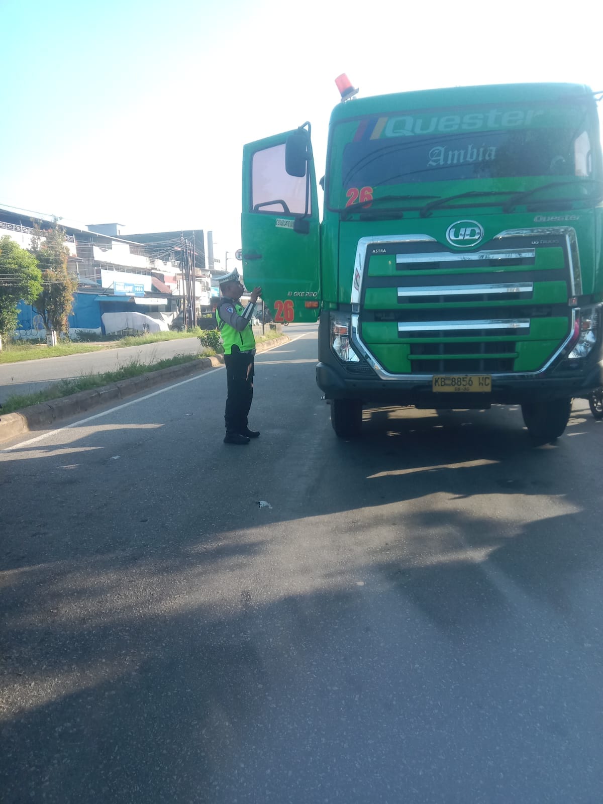Cegah Kemacetan, Unit Lantas Polsek Pontianak Utara Tindak Pengemudi Kontainer yang Abaikan Jam Operasional