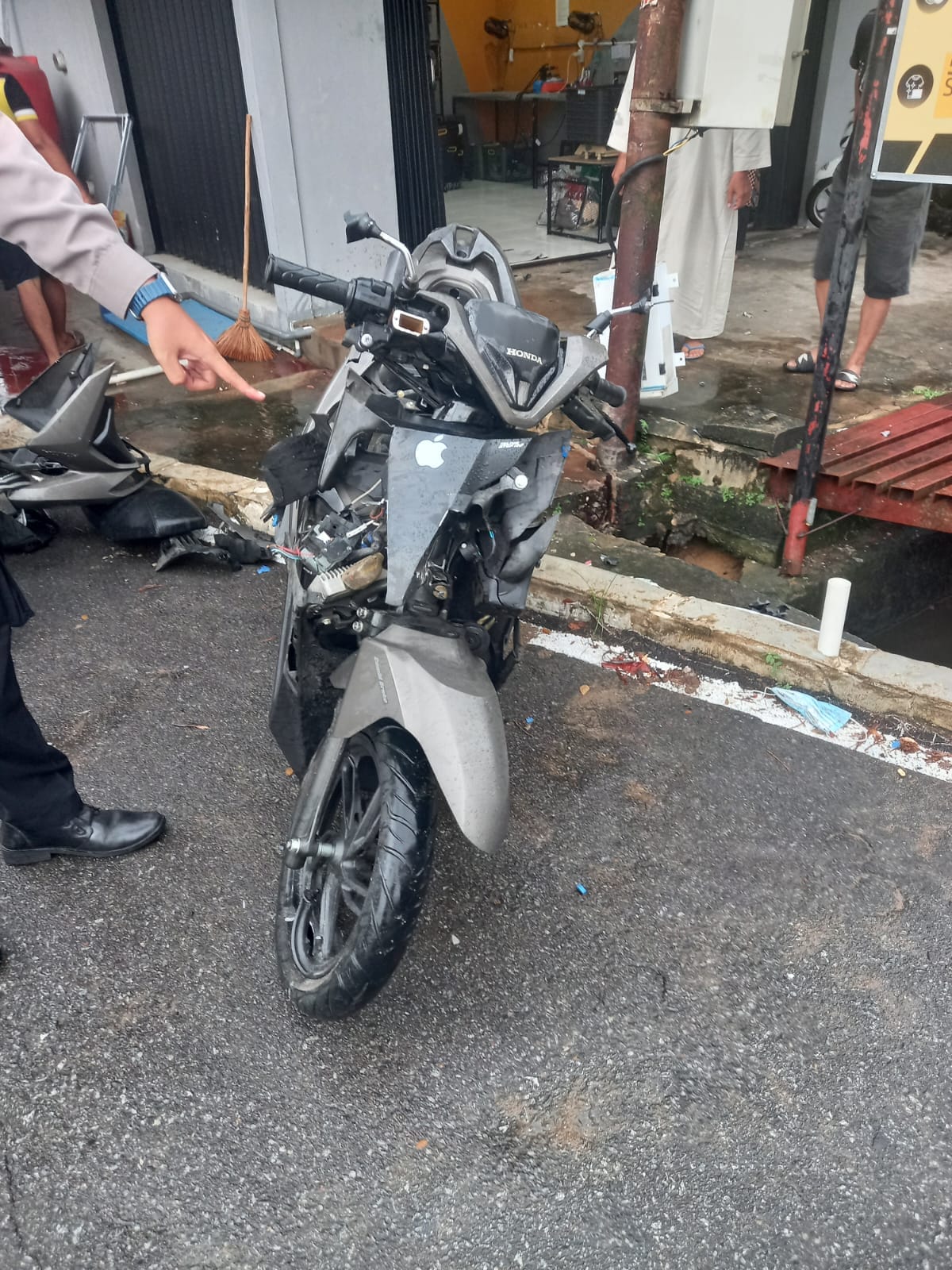 Respon Cepat Satlantas Polresta Pontianak Tangani Insiden Laka Lantas di Jalan Ujung Pandang