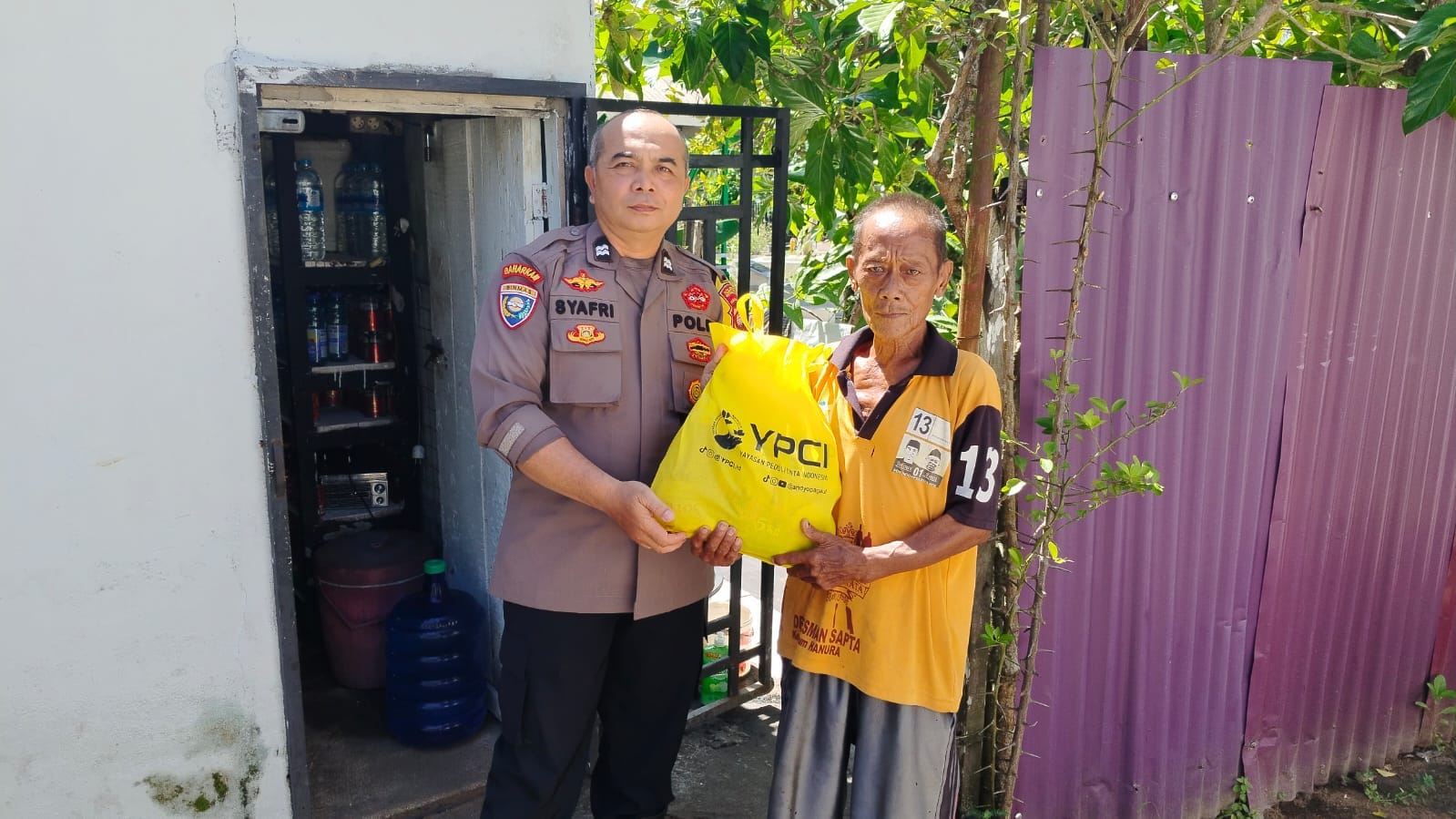 Wujud Kepedulian Polri, Bhabinkamtibmas Bangka Belitung Laut Berikan Bantuan Sosial untuk Masyarakat