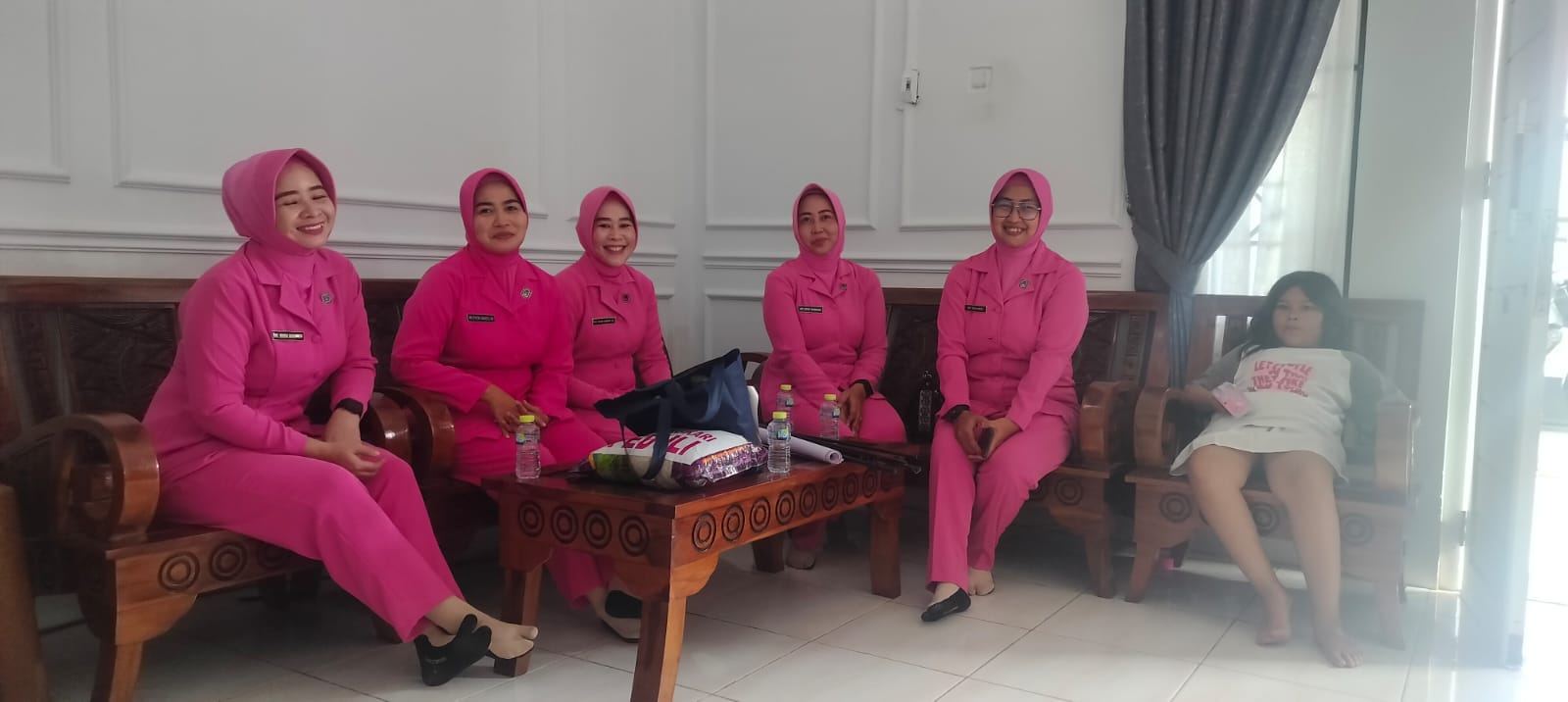 Pererat Solidaritas, Kapolsek Pontianak Timur dan Ketua Bhayangkari Cabang Kunjungi Keluarga Anggota yang Sakit