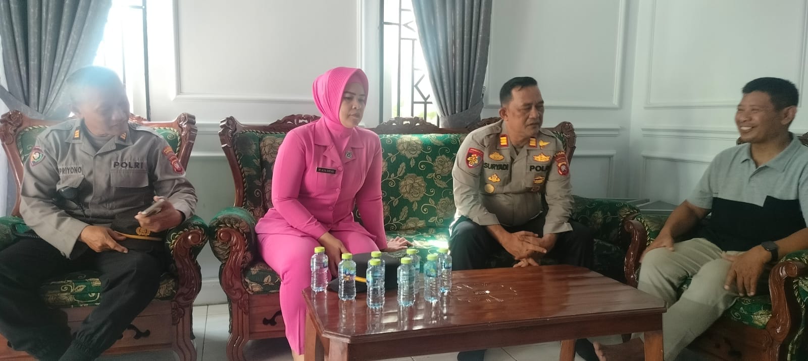Wujud Empati dan Kepedulian, Kapolsek Pontianak Timur Beserta Ketua Bhayangkari Cabang Sambangi Anggota yang Sakit