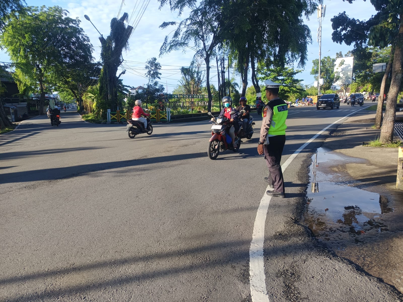 Awali Aktivitas Masyarakat, Personel Polsek Pontianak Kota Atur Arus Lalu Lintas pada Jam Sibuk