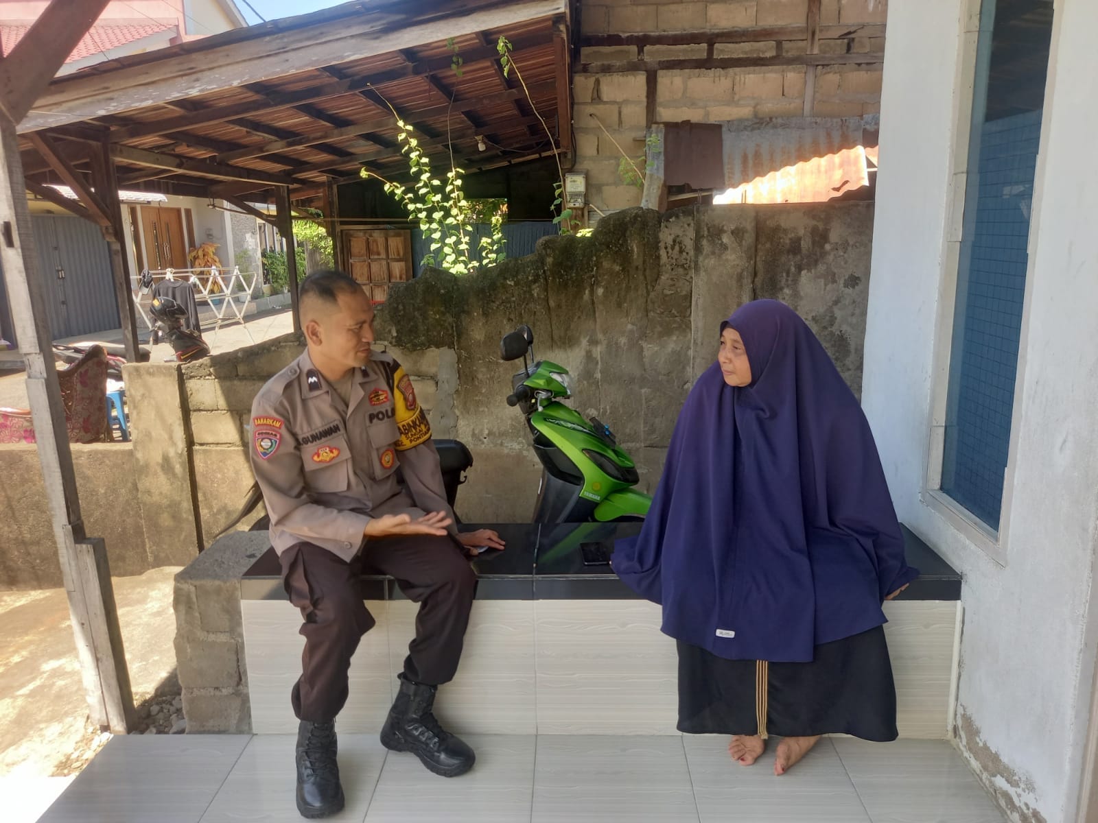 Patroli Sambang Humanis, Bhabinkamtibmas Sei Jawi Dalam Edukasi Warga Jaga Keamanan Lingkungan
