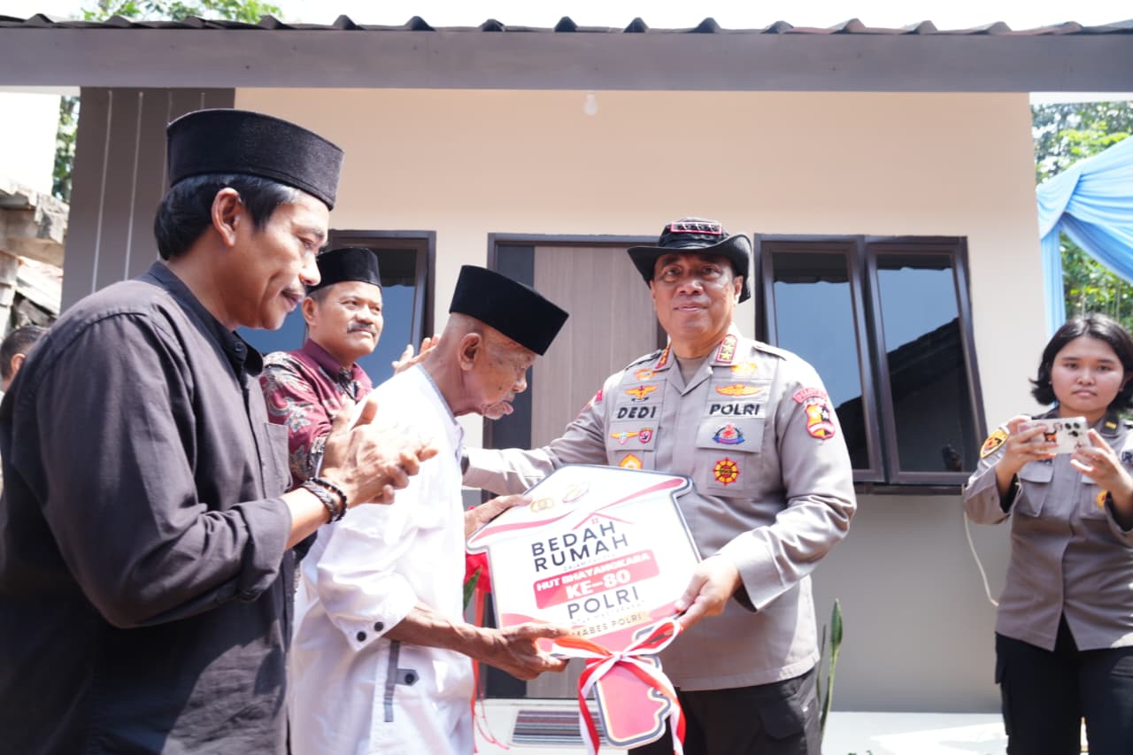 Sambut Hari Bhayangkara ke-80, Polri Bedah 80 Rumah Layak Huni, Bapak Usin Kini Tempati Rumah Baru Berpanel Surya