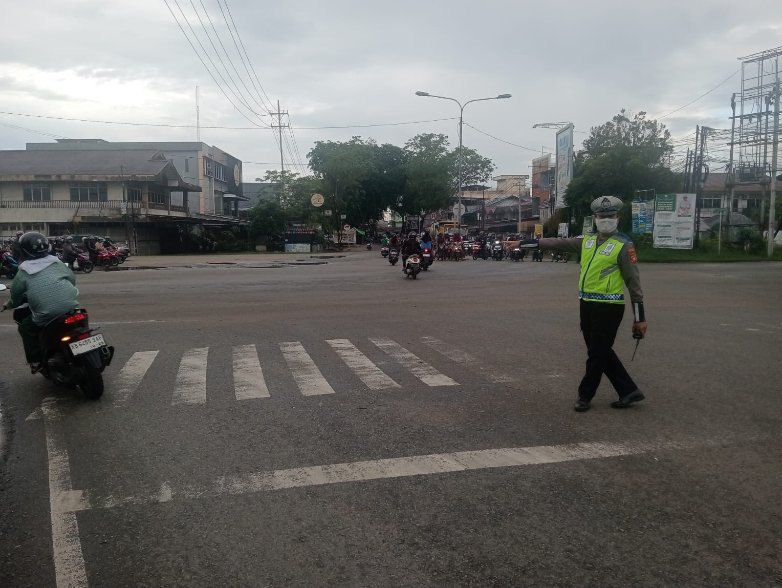 Dihari Bhayangkara Ke-80 Personel Polsek Pontianak Utara Semangat Melayani Masyarakat Lakukan Pengaturan Lalulintas Disejumlah Ruas Jalan