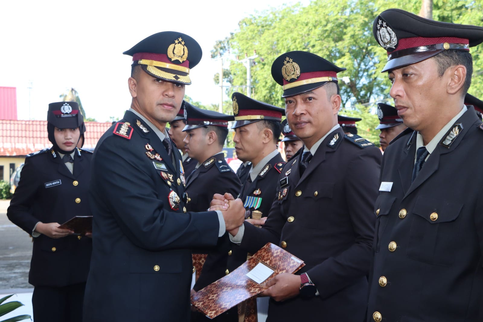 Kasatresnarkoba Polresta Pontianak Terima Penghargaan pada Peringatan Hari Bhayangkara ke-80