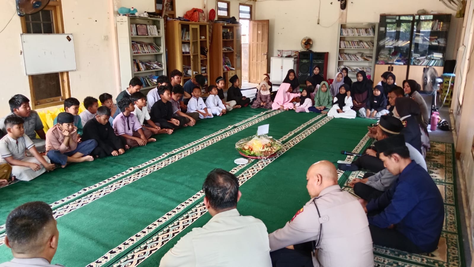 Hari Bhayangkara ke-80, Polsek Pontianak Selatan Berbagi Kebahagiaan dengan Anak Yatim melalui Bakti Sosial